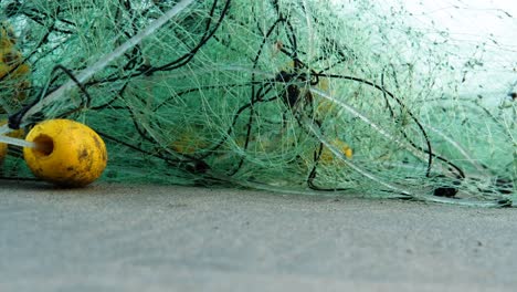 Fischernetz-Aufgegeben-An-Einem-Sandstrand