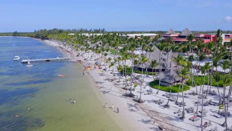 Perfect-sandy-beach-lined-with-palm-trees,-summer-day-in-Caribbean