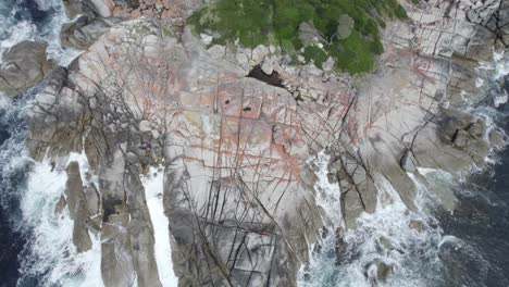 Meereswellen-Krachen-Gegen-Die-Felsige-Küste-Des-Skeleton-Bay-Reserve-In-Tasmanien,-Australien