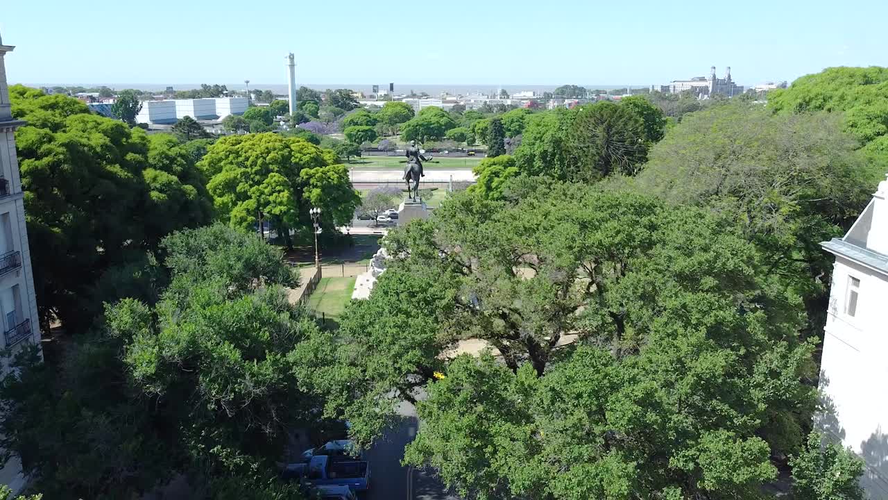 vista trasera del monumento mitre, de un barrio residencial, buenos aires