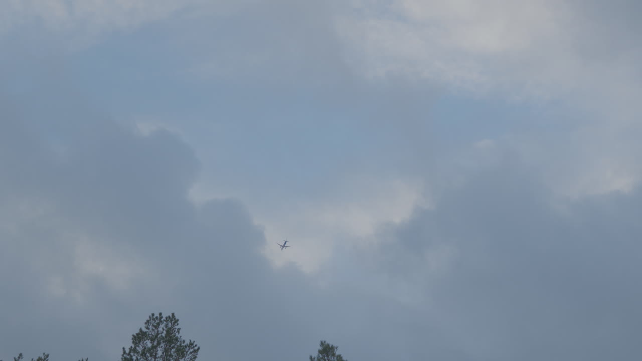 구름 뒤에 숨어있는 비행기, 지상에서 보기