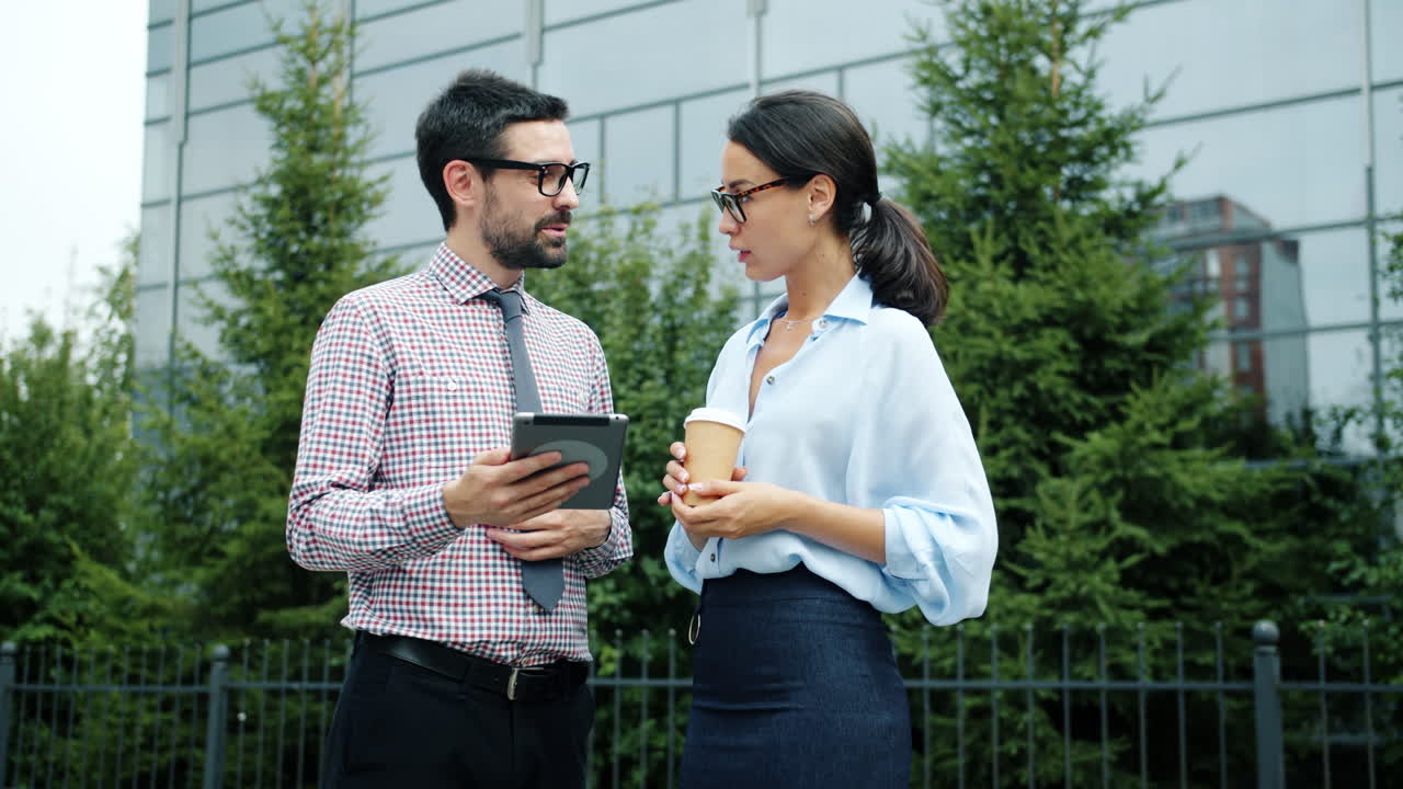 gente de negocios discutiendo al aire libre