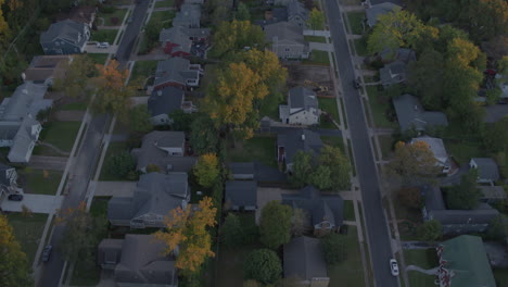 Vista-De-Arriba-Hacia-Abajo-Del-Barrio-Suburbano-Con-Una-Inclinación-Hacia-Arriba-Para-Revelar-El-Horizonte