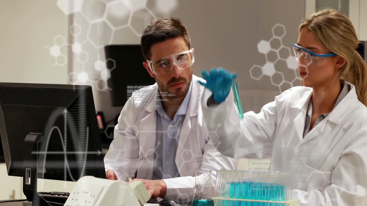 animación del lenguaje informático, patrones hexagonales sobre científicos caucásicos haciendo investigación en el laboratorio.