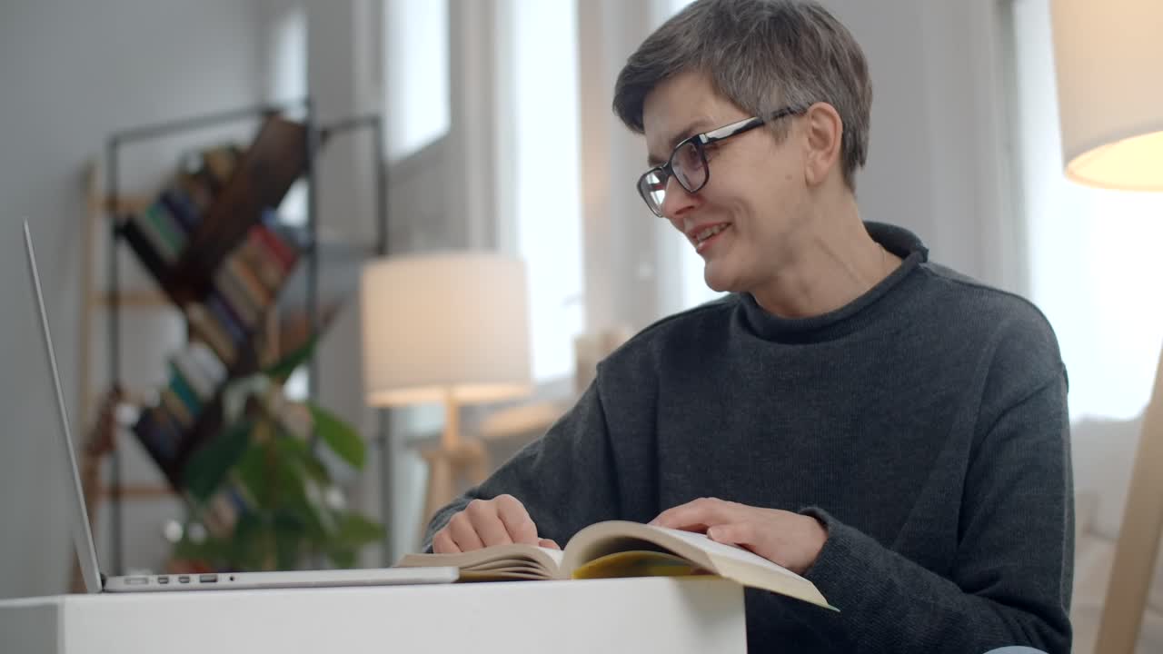mujer estudiando en línea en casa