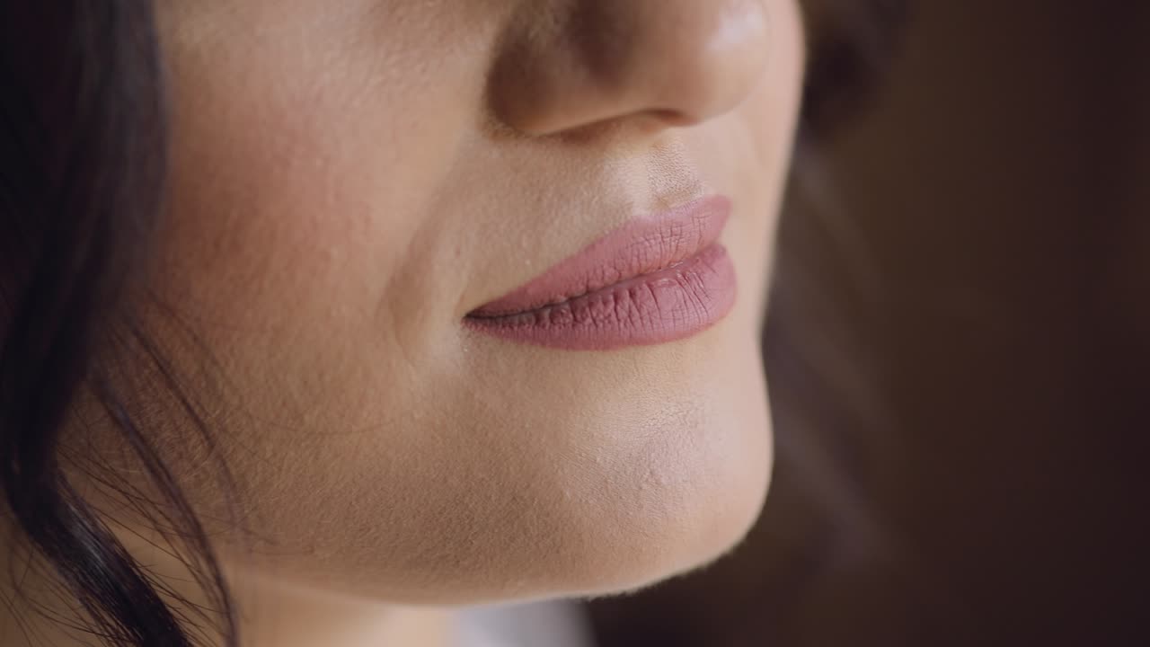 hermosa y encantadora novia. foto de cerca de los labios de la novia. mañana de la boda