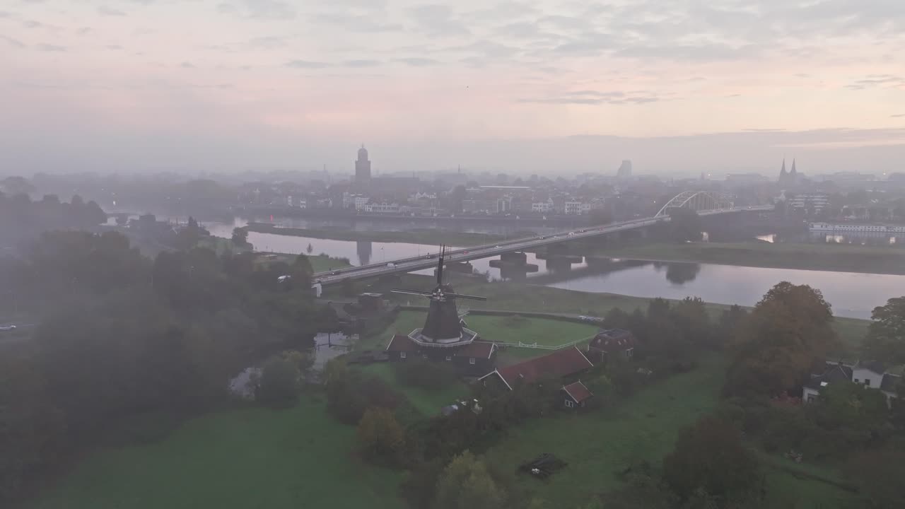 mañana nebulosa sobre la ciudad de deventer