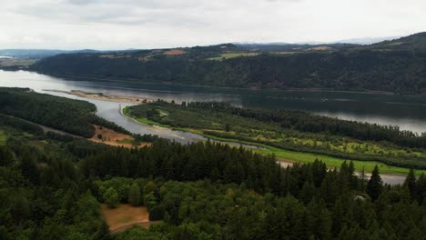 Imágenes-Aéreas-De-Drones-Con-Vistas-A-Los-Bosques-De-Oregon-Y-Al-Río-Columbia