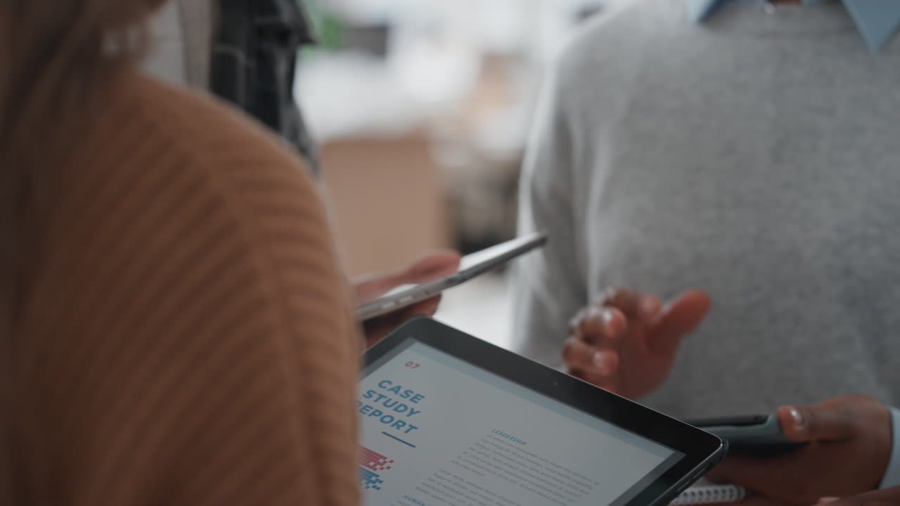 equipo de negocios diverso utilizando computadoras tablet digitales discutiendo datos de investigación de gráficos compartiendo ideas lluvia de ideas en el lugar de trabajo de la oficina