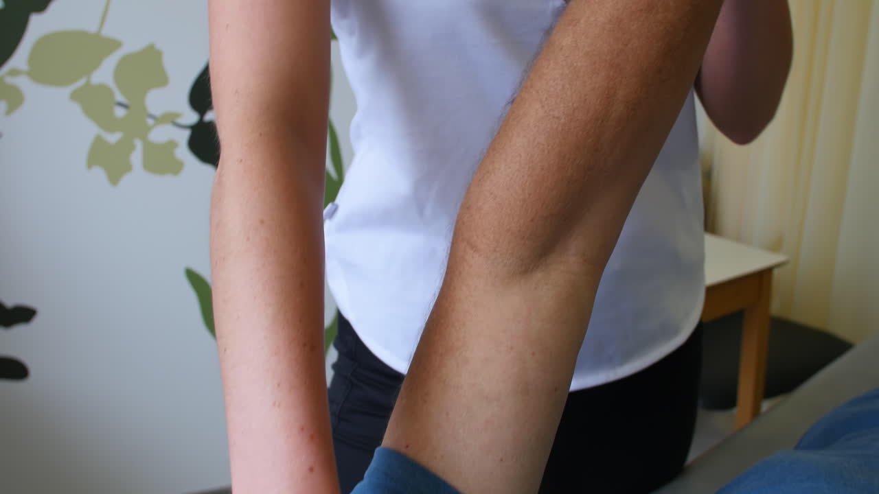 병원에서 물리치료사와 함께 일하는 남성 환자