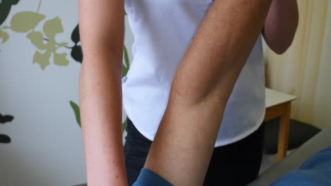paciente masculino que trabaja con un fisioterapeuta en el hospital