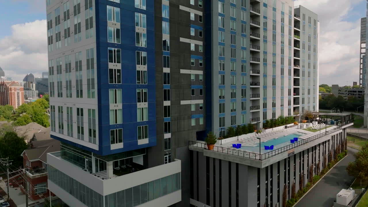 volar alrededor de un complejo de apartamentos de lujo