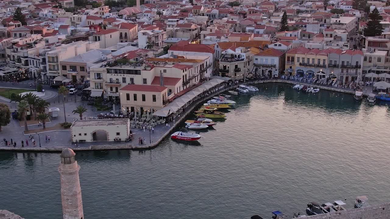 Vista aerea dello storico porto di Rethymno e del faro al crepuscolo