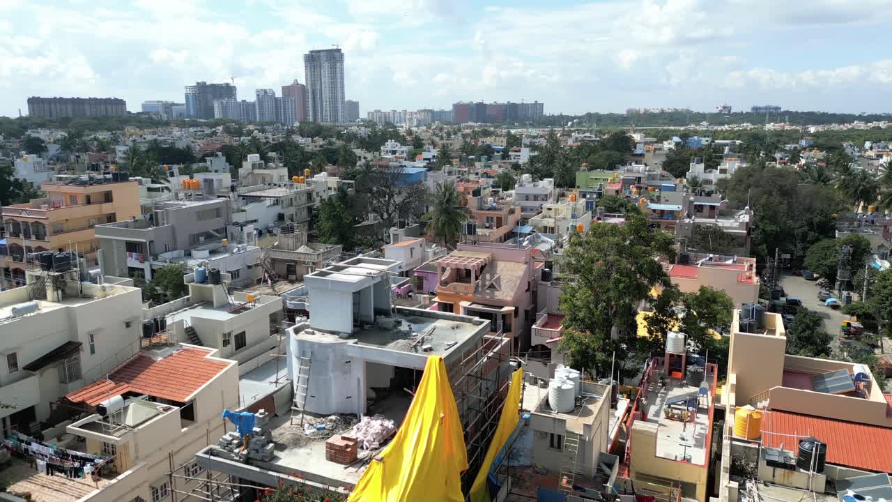 인도 의 방갈로르 에서 다채로운 건물 들 을 새 눈 으로 볼 수 있다