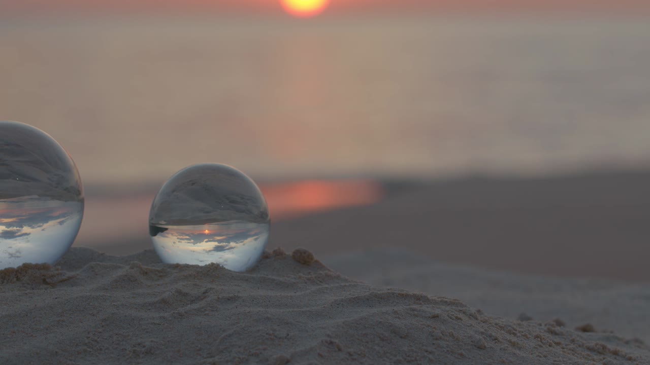 크리스탈 볼 구는 해가 지는 바다 풍경을 드러니다.