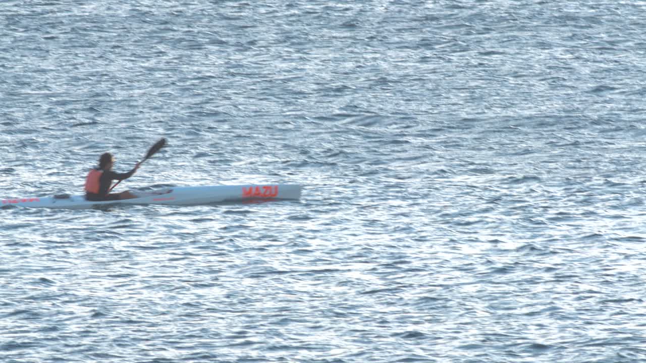 바다 조감도에서 매우 빠르게 카누를 타는 프로 남자