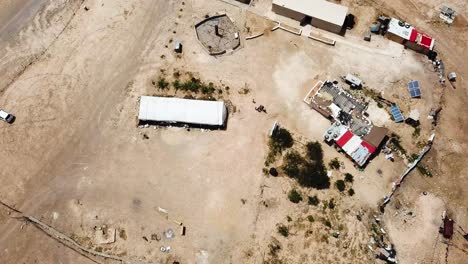 Toma-Aérea-De-Un-Complejo-En-El-Desierto