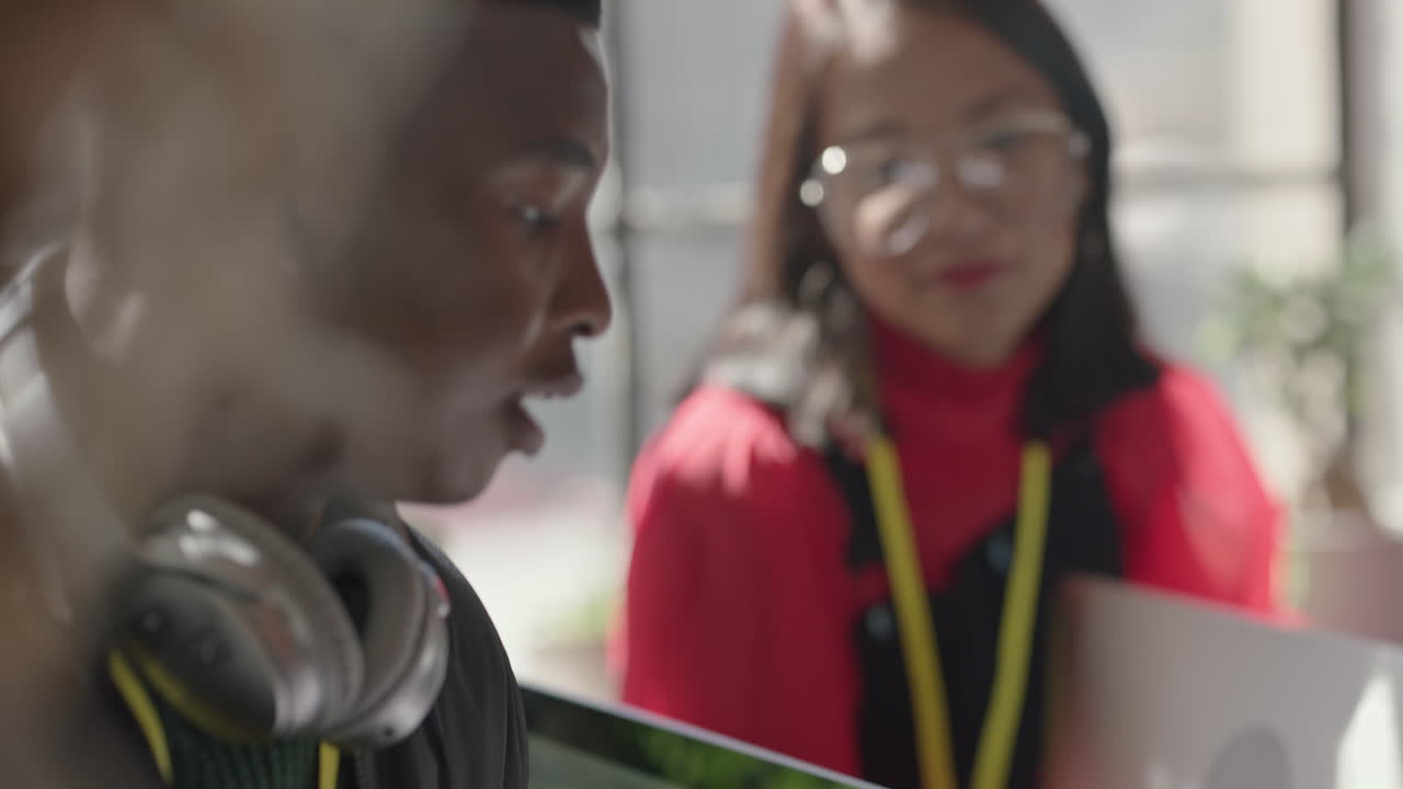 close-up junge ingenieure entwickeln software-anwendungen, teilen ideen, verschiedene studenten entwerfen mobile apps, brainstormen, entwerfen schnittstellenlösungen mit layout-zeichnungen in bürositzungen