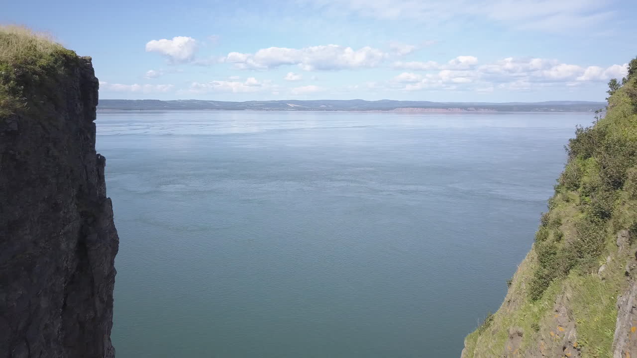 노바 스코티아의 케이프 스플릿 (cape split) 에서 바위 절벽이 나타납니다.