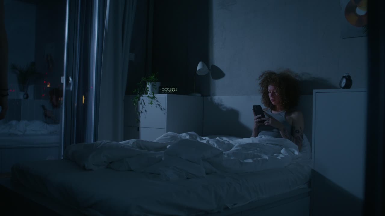 밤에 침실에서 커플