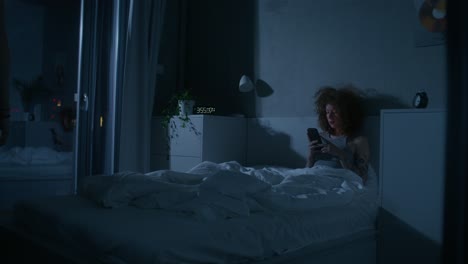 pareja por la noche en el dormitorio