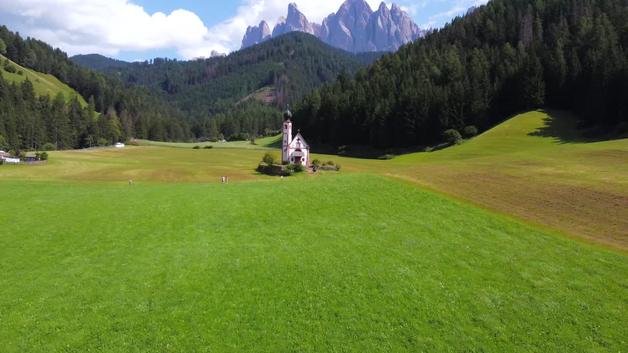 La chiesa di Santa Maddalena che risplende nelle Dolomiti, Val di Funes in estate