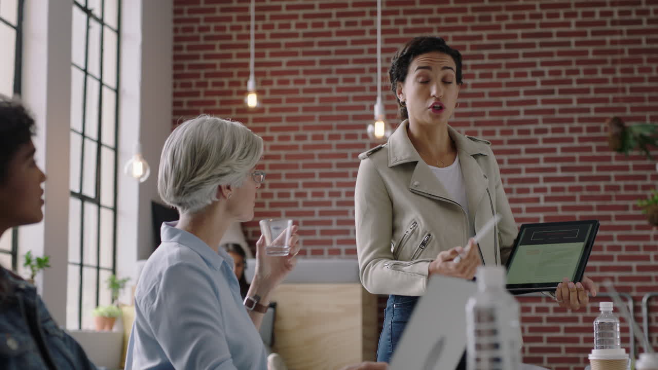 personas de negocios se reúnen lluvia de ideas líder de equipo hispano mujer compartiendo ideas creativas para el proyecto de inicio presentando estrategia utilizando computadoras tablet capacitación de colegas en la presentación de oficina moderna