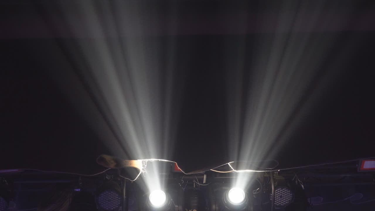 los reflectores en el escenario. luz del escenario