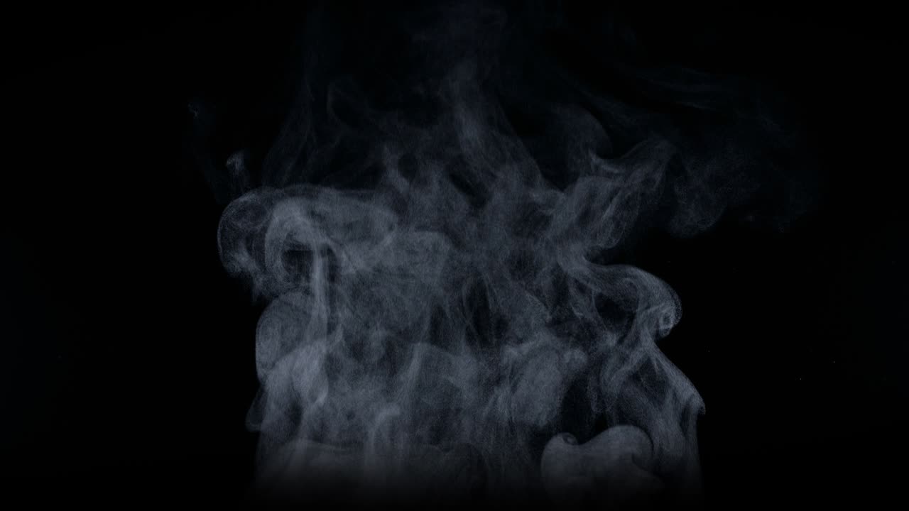 검은색 배경에 고립 된 음식 또는 뜨거운 음료에서 자연스럽게 은 증기가 어 나옵니다. 뜨거워진 음식과 관련된 모든 프로젝트에서 사용할 수 있습니다. 느린 동작, 4k, 300fps, blackmagic ursa pro g2.