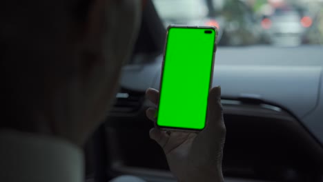 hombre viejo usando un teléfono móvil con pantalla verde
