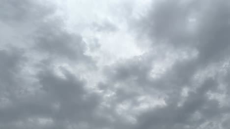 nube de lluvia por encima, toma panorámica de la nube de lluvia negra