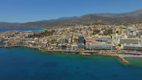 la ciudad costera de agios nikolaos en la isla de creta, durante el verano