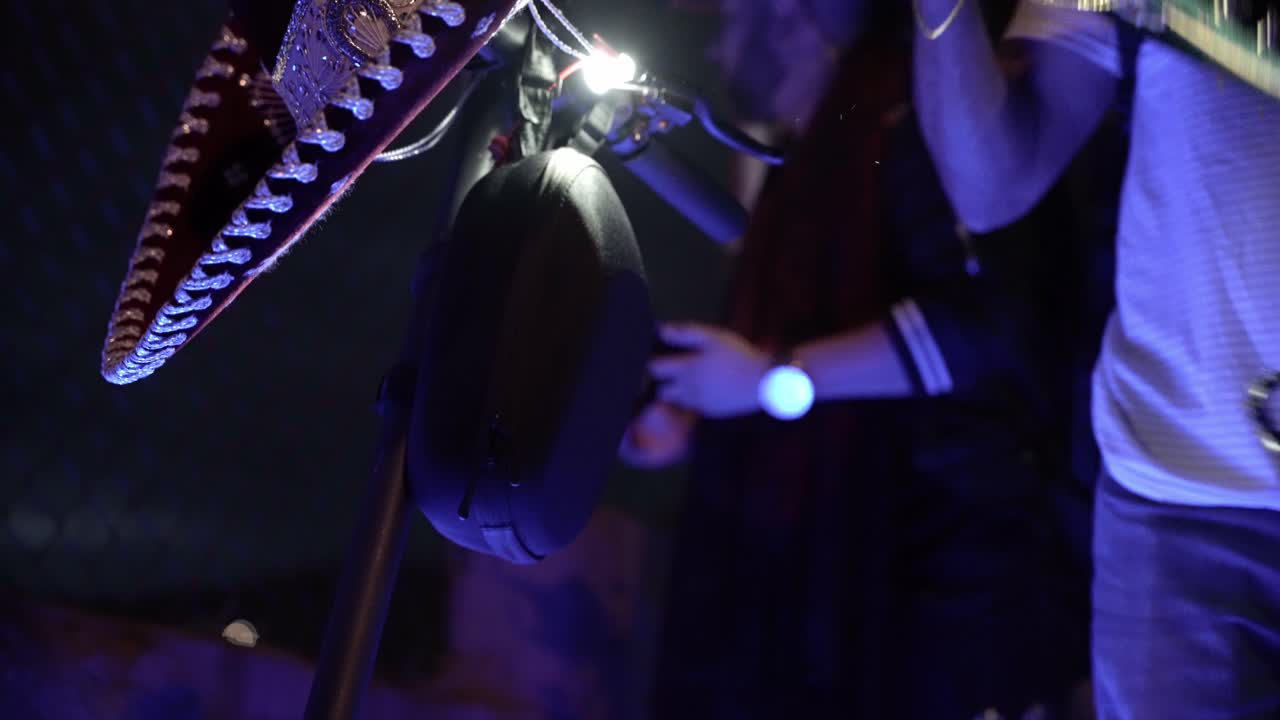 전기 스쿠터에 매달려 있는 두 명의 멕시코 솜브레로