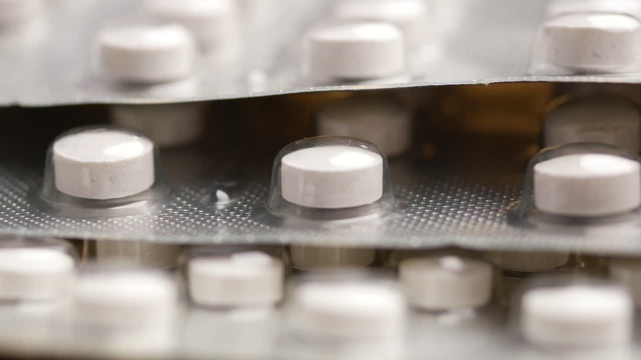 블리스터 패키지에 담긴 색 알약의 클로즈업