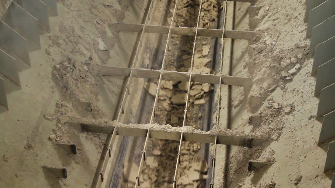 cinta transportadora industrial con escombros