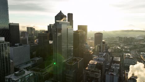 la elevación aérea del centro de seattle revela rascacielos iluminados por el sol de la mañana