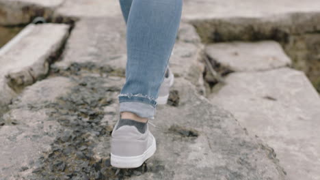 Mujer-Joven-Caminando-Sola-En-La-Playa-Concepto-De-Depresión-Adolescente-Solitaria