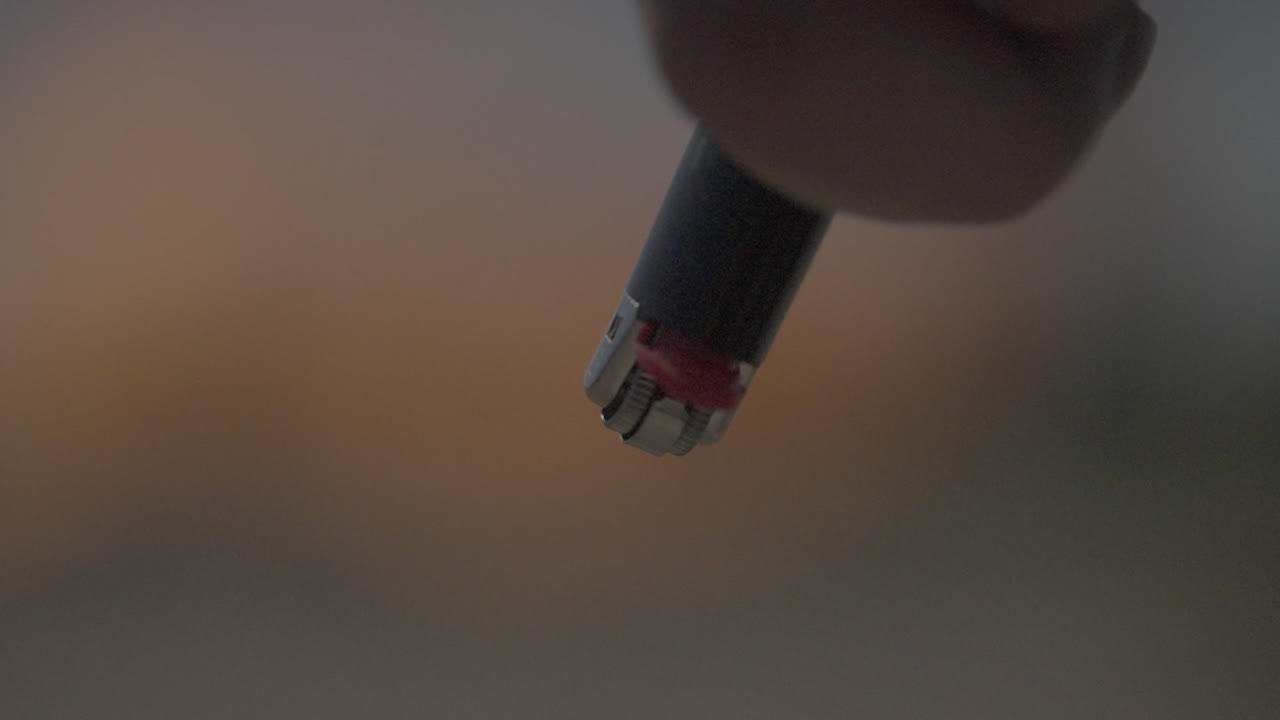 mano sosteniendo un encendedor