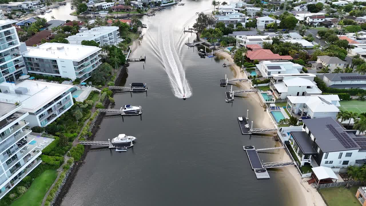 브로드비치 워터스 운하를 통해 제트 스키 속도