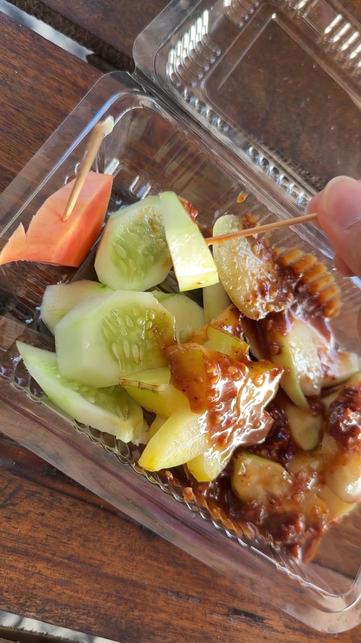 Makan Rujak Pedas dengan Mentimun dan Belimbing