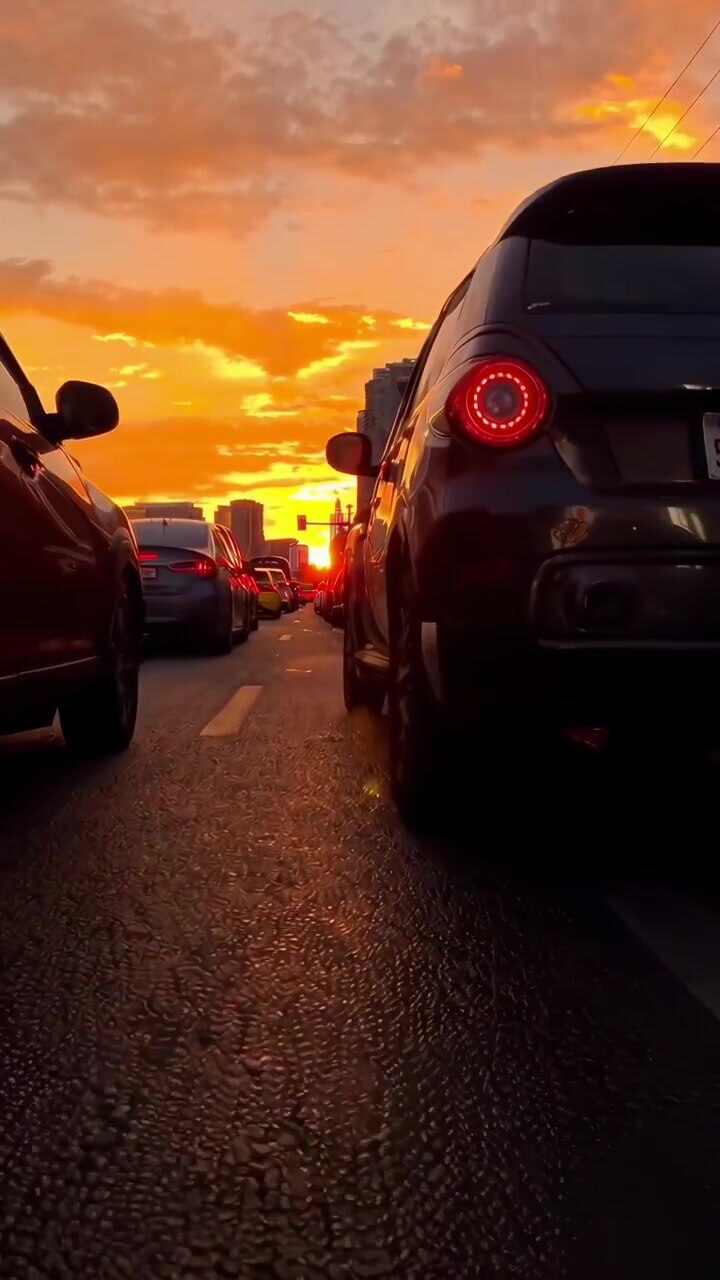 Atasco de tráfico en una calle de la ciudad durante un atardecer vibrante