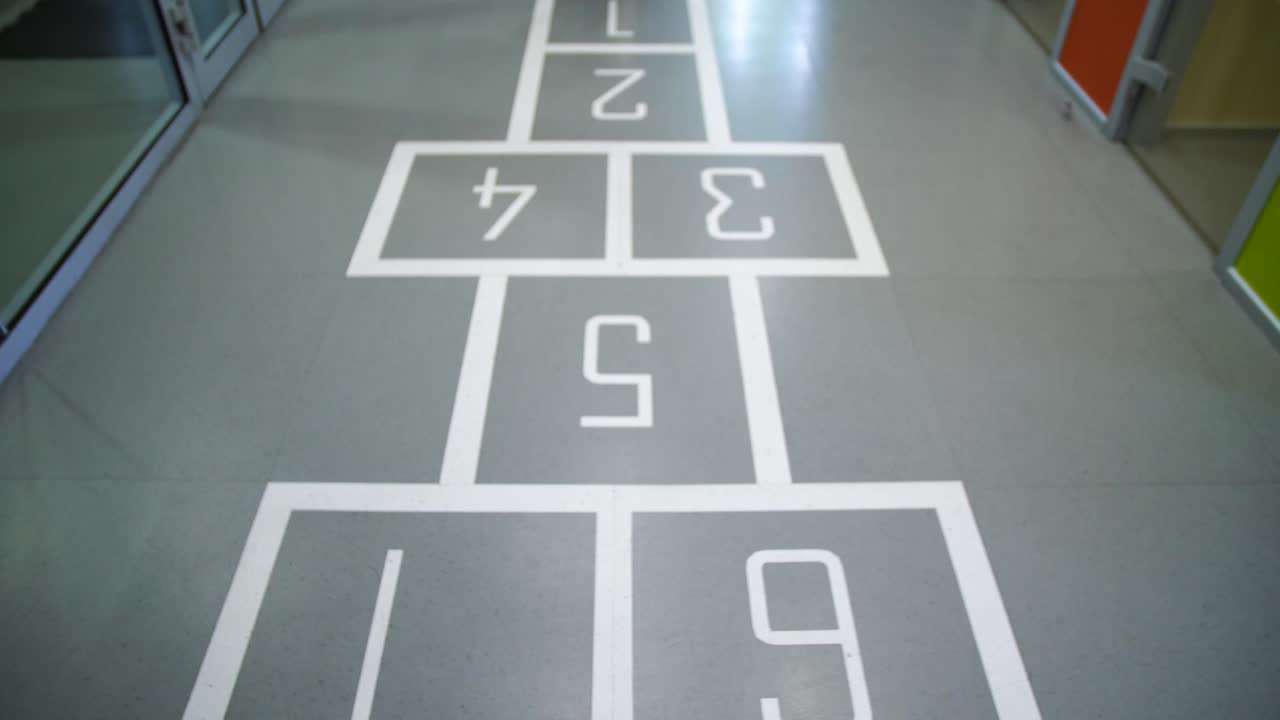 hopscotch en un suelo gris
