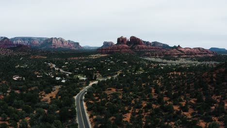 Coches-Que-Viajan-A-Través-Del-Seco-Paisaje-Desértico-De-Arizona.