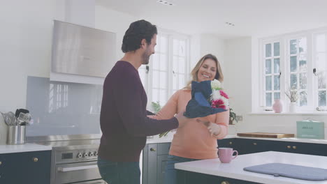 hombre con flores detrás de la espalda como regalo para mujer en aniversario o cumpleaños