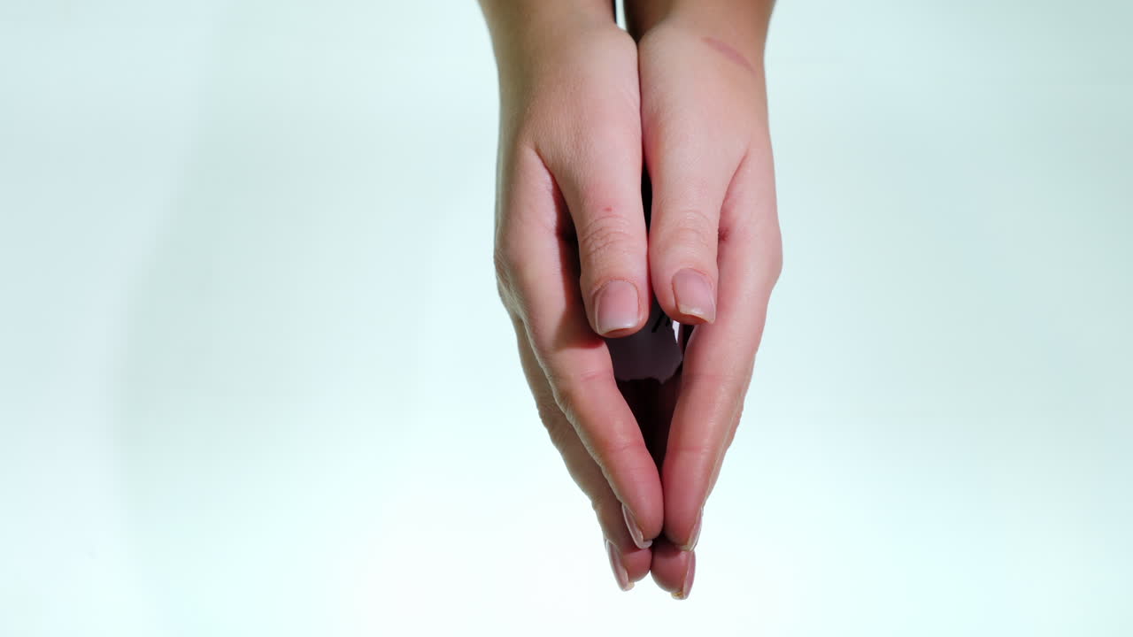 manos con la inscripción ayúdame sobre un fondo blanco