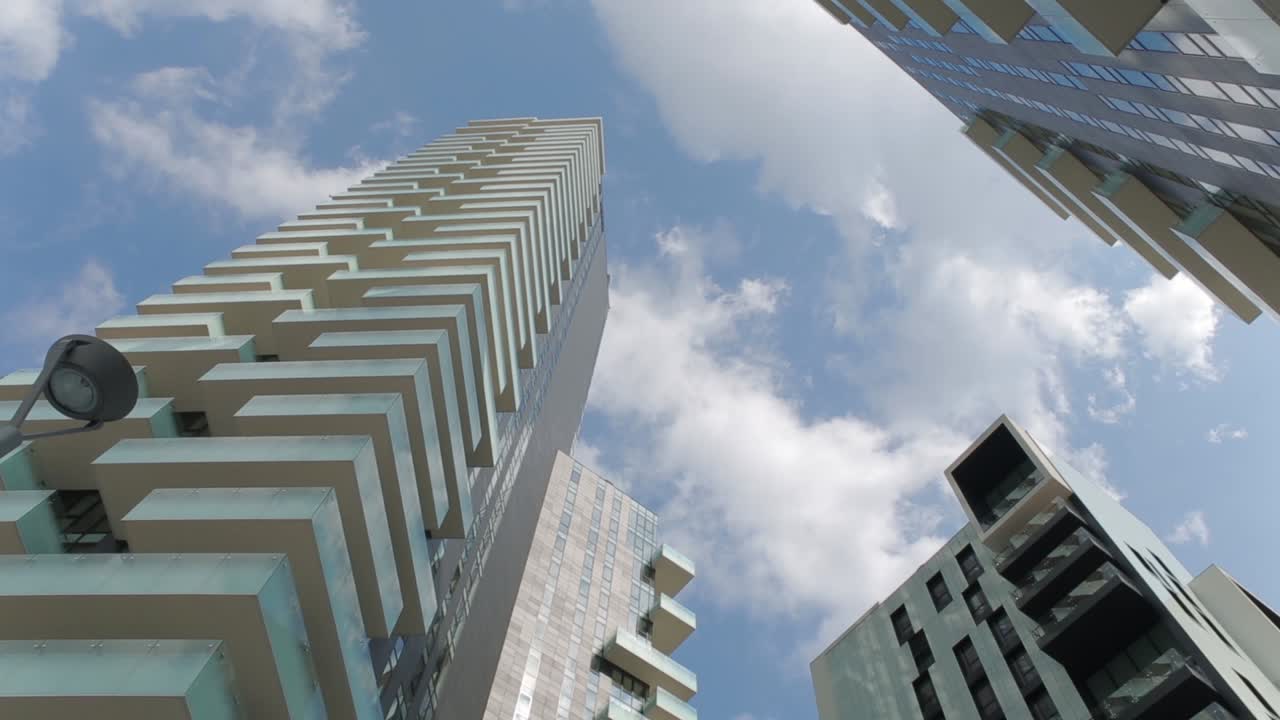 timelapse de nubes y rascacielos en la plaza alvar aalto, milán, italia