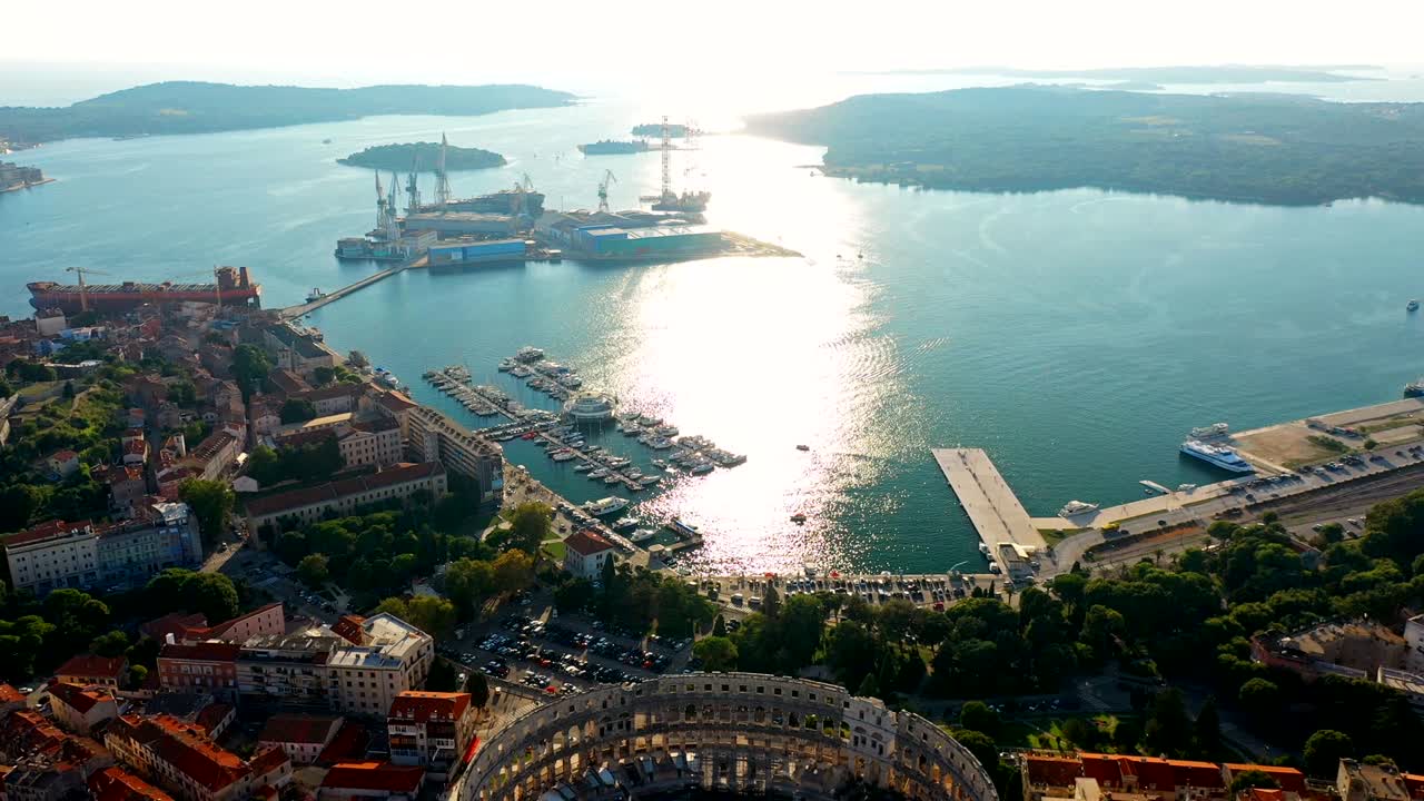 크로아티아의 라 (pula) 의 공중 파노라마 뷰 (aerial panoramic view) - 로마 암피테아트레, 마리나 (marina) 및 해가 지는 항구.