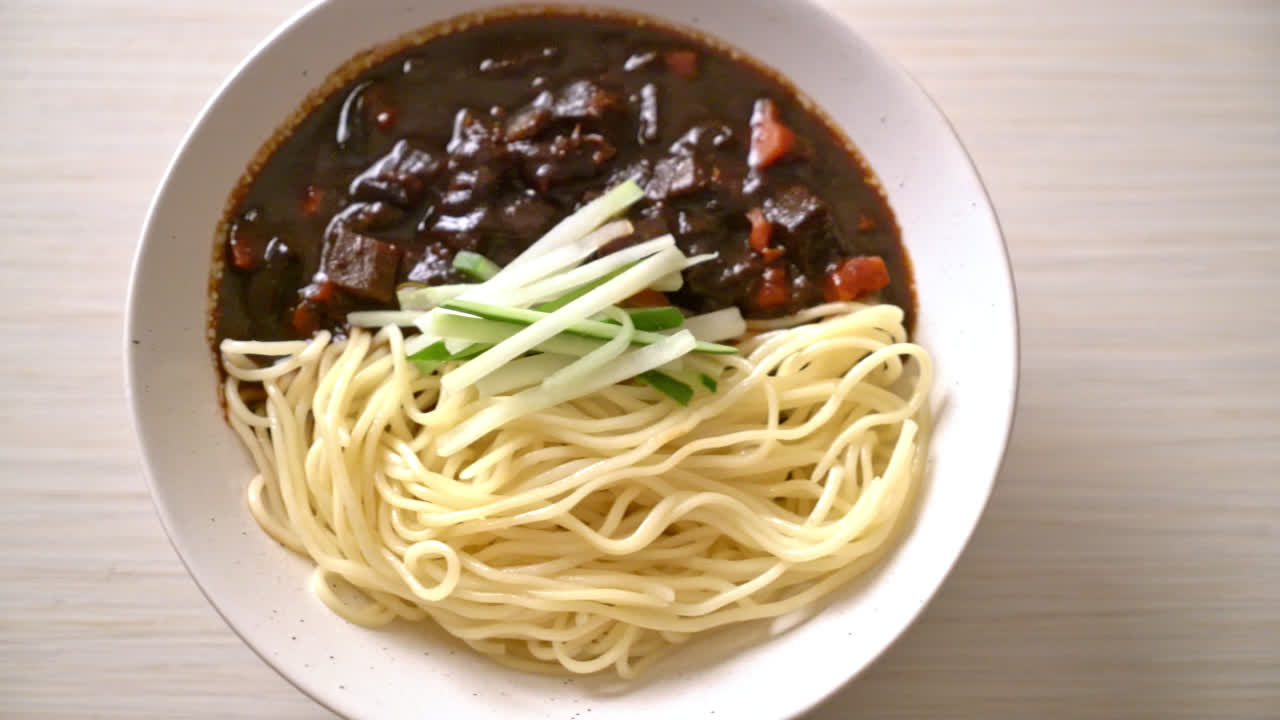 jajangmyeon o jjajangmyeon son fideos coreanos con salsa negra - estilo de comida coreana