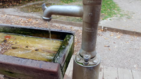 Una-Bomba-De-Agua-Manual-Antigua