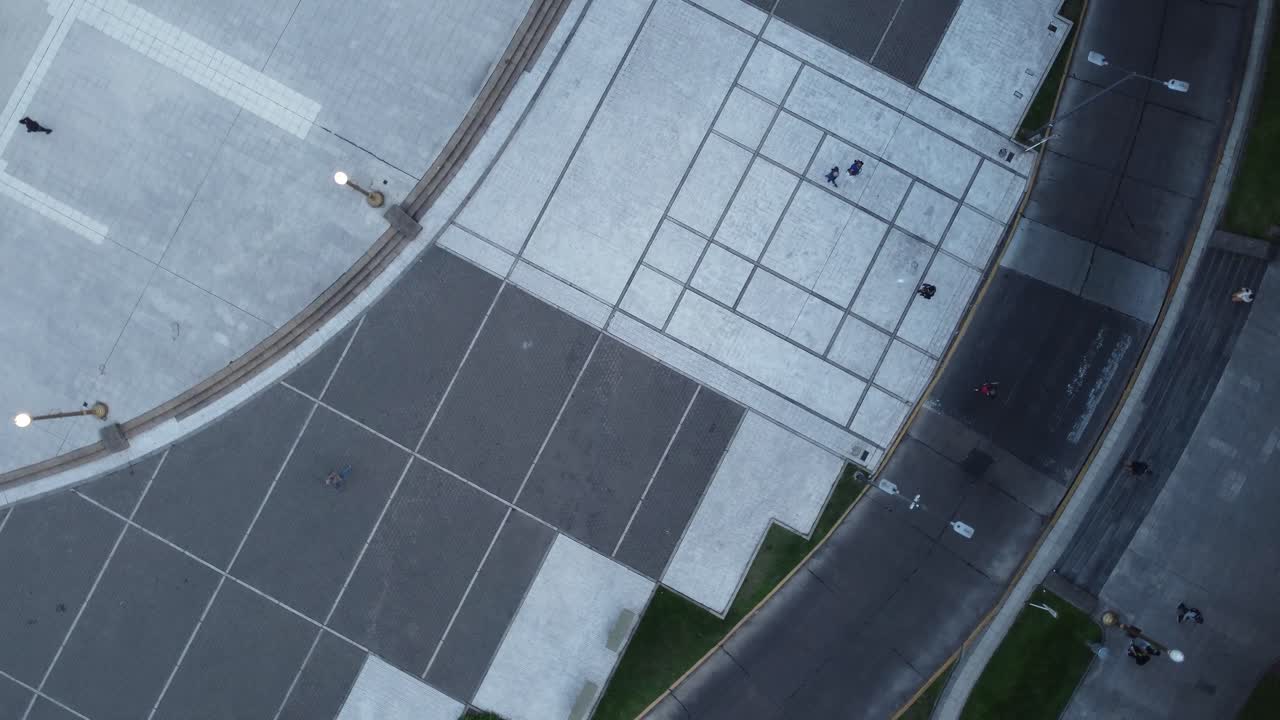 toma aérea de un hombre de negocios caminando en la plaza san martin al lado de la estación de tren de retiro en la ciudad de buenos aires